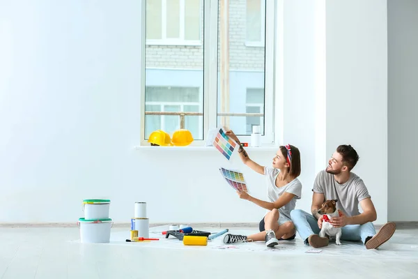 Pareja Joven Con Lindo Perro Paleta Muestras Planificación Diseño Nueva — Foto de Stock