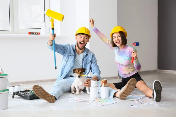 Feliz Jovem Casal Com Bonito Cão Descansando Durante Reparo Sua — Fotografia de Stock