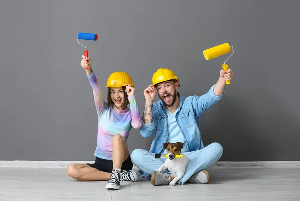 Pareja Joven Con Herramientas Pintor Lindo Perro Cerca Pared Gris — Foto de Stock