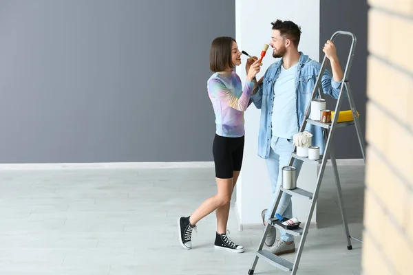 Jong Paar Met Verf Borstels Hebben Plezier Hun Nieuwe Huis — Stockfoto