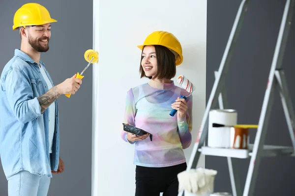 Young Couple Painting Wall New House — Stock Photo, Image