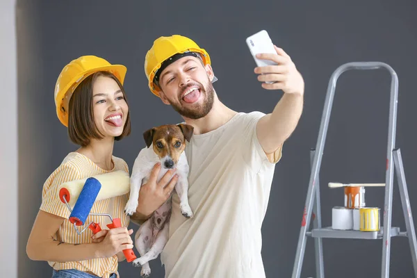 Jovem Casal Com Cão Bonito Tomando Selfie Durante Reparo Sua — Fotografia de Stock