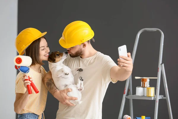 Young Couple Cute Dog Taking Selfie Repair New House — Stock Photo, Image