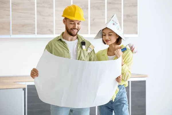 Feliz Joven Pareja Planeando Reparación Nueva Casa — Foto de Stock