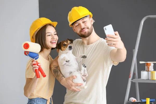 Jovem Casal Com Cão Bonito Tomando Selfie Durante Reparo Sua — Fotografia de Stock