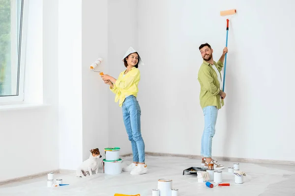 Jovem Casal Com Cão Bonito Fazendo Reparação Sua Nova Casa — Fotografia de Stock