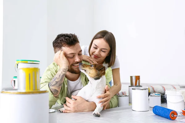 Yeni Evlerinin Tamiri Sırasında Şirin Köpekleri Olan Genç Bir Çift — Stok fotoğraf