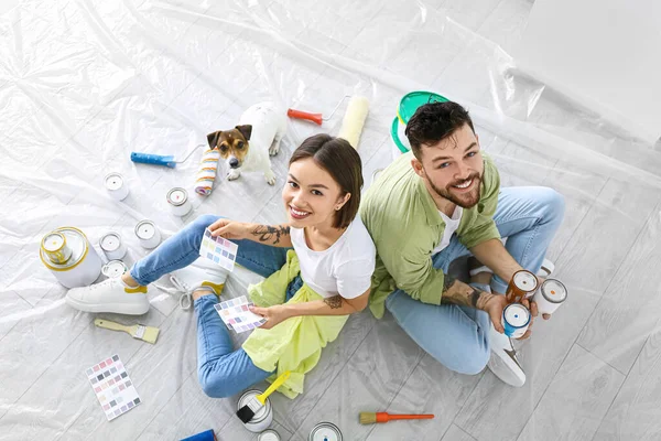 Unga Par Med Palett Prover Planerar Utformningen Sitt Nya Hus — Stockfoto