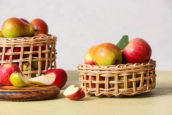 Holzbretter Und Körbe Mit Reifen Früchten Auf Dem Tisch — Stockfoto