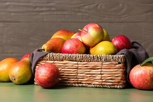 Schachtel Mit Reifen Birnen Und Äpfeln Auf Dem Tisch — Stockfoto