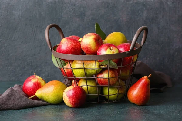 Korb Mit Reifen Birnen Und Äpfeln Auf Dunklem Hintergrund — Stockfoto