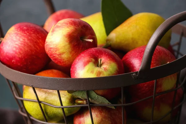 Basket Ripe Pears Apples Dark Background Closeup — Stock Photo, Image