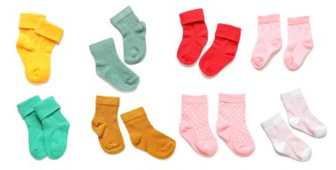 Beyaz arka planda şık bebek çorapları