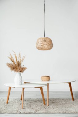 İçinde vazolar olan şık bir oturma odası.