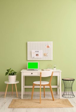 Çalışma odasındaki boş ekranlı modern dizüstü bilgisayar