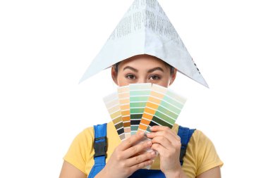 Beyaz arkaplanda renk örnekleri olan kadın ressam