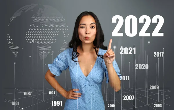 Азиатская Женщина Указывает Рисунок 2022 Темном Фоне — стоковое фото