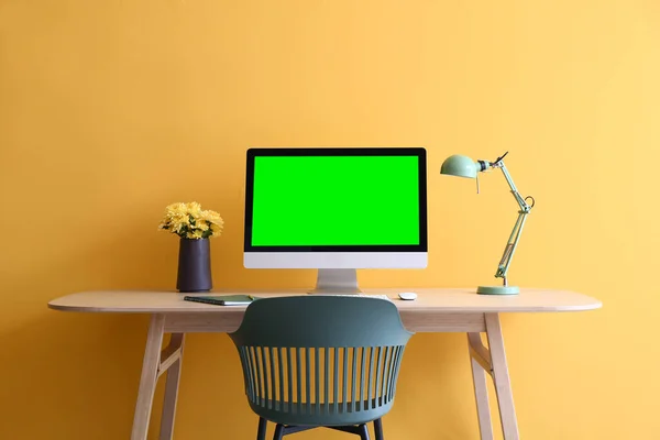 Modern Dator Med Blank Skärm Arbetsplatsen Rummet — Stockfoto