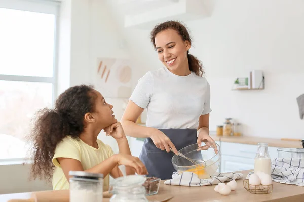 African American Little Girl Her Mother Cooking Kitchen — Stock Photo, Image