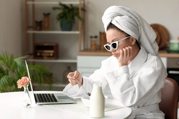 Jovem Entediada Tomando Café Manhã Casa — Fotografia de Stock