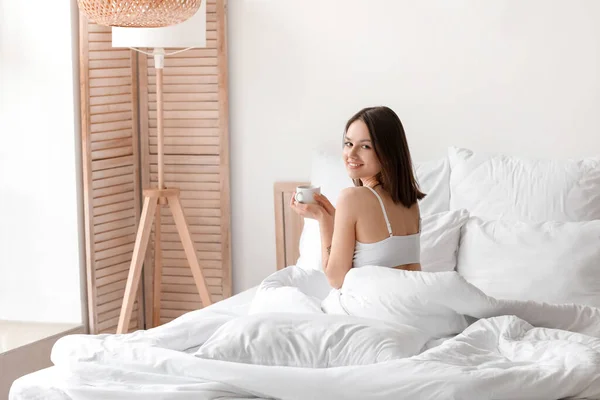 Jonge Vrouw Die Koffie Drinkt Slaapkamer — Stockfoto