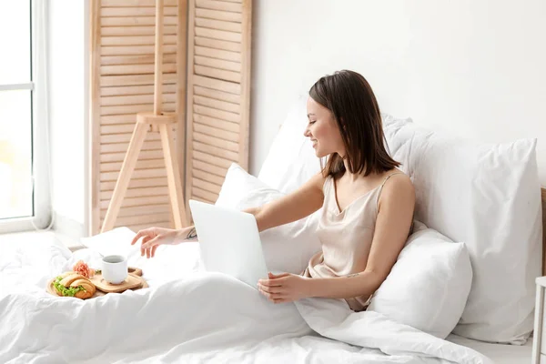 Young Woman Using Laptop Bedroom — Stock Photo, Image