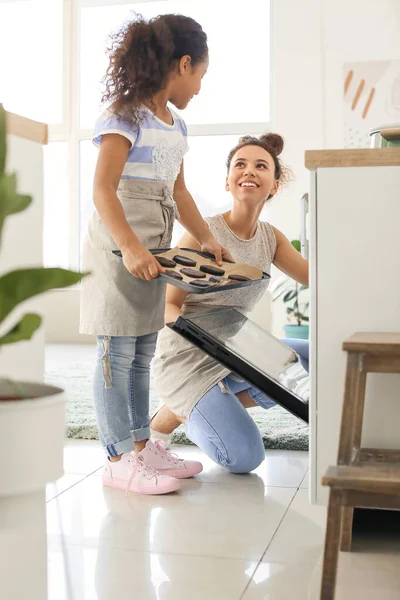 アフリカ系アメリカ人の女の子と彼女の母親ベーキングクッキーでキッチン — ストック写真