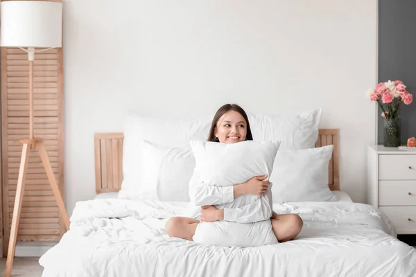 Jeune Femme Étreignant Oreiller Dans Chambre — Photo