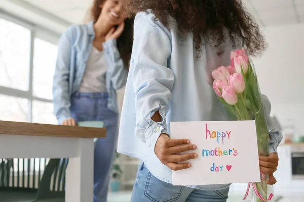 Αφροαμερικανό Κοριτσάκι Ευχετήρια Κάρτα Και Λουλούδια Για Μητέρα Της Στο — Φωτογραφία Αρχείου