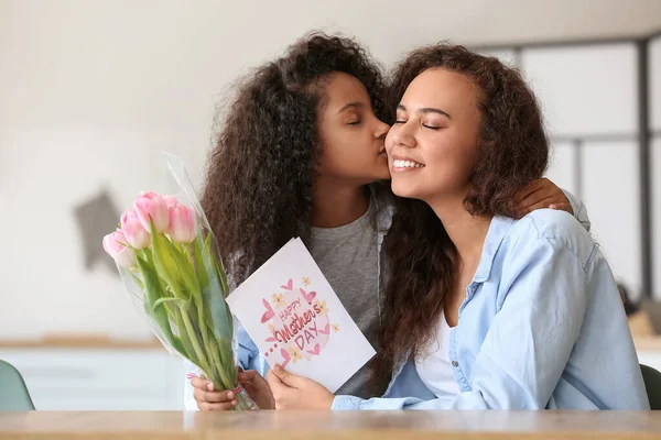 Afro Amerikaans Meisje Groet Haar Moeder Thuis — Stockfoto