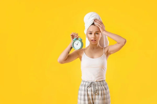 Jovem Estressada Com Despertador Fundo Cor — Fotografia de Stock