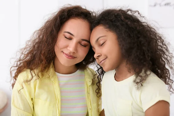 Mujer Afroamericana Con Hija Pequeña Casa Primer Plano — Foto de Stock