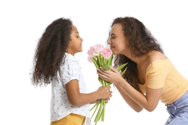 Menina Afro Americana Com Sua Mãe Buquê Tulipas Fundo Branco — Fotografia de Stock