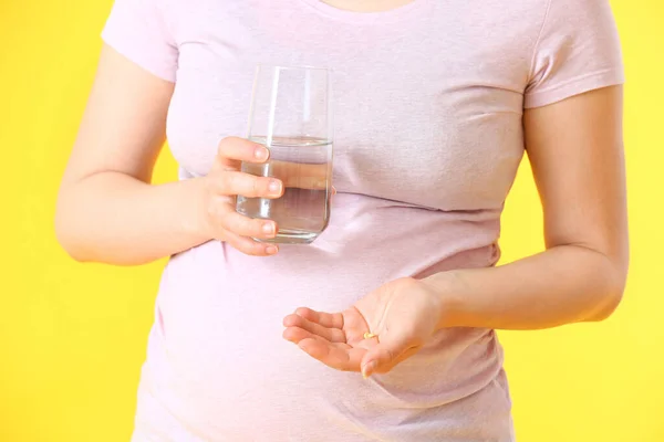 배경에 물컵을 임신부 — 스톡 사진