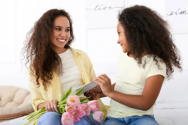 Afroamerikanisches Kleines Mädchen Begrüßt Seine Mutter Hause — Stockfoto