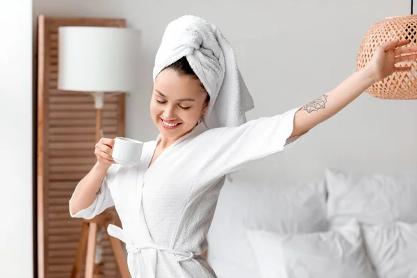 Jonge Vrouw Met Kopje Koffie Thuis — Stockfoto