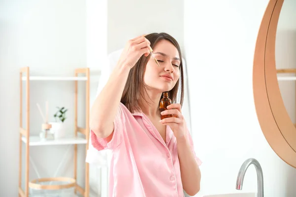 Mujer Joven Con Botella Cosmética Baño — Foto de Stock