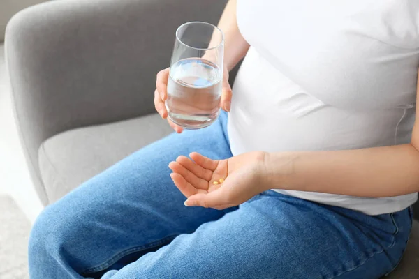 Jeune Femme Enceinte Avec Des Pilules Verre Eau Maison — Photo