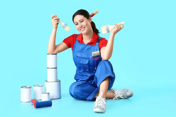 Decoradora Femenina Con Pinceles Latas Pintura Sobre Fondo Color — Foto de Stock