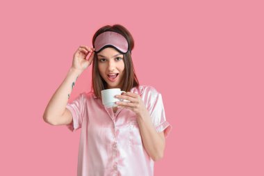 Kahve içen genç bir kadın.