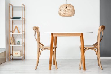 Odanın içindeki yemek masasında.