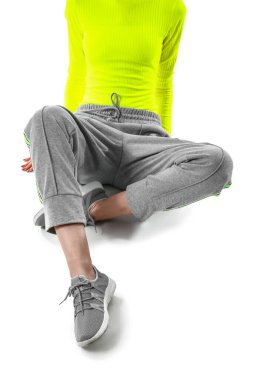 Beyaz arka planda sportif genç bir kadın.