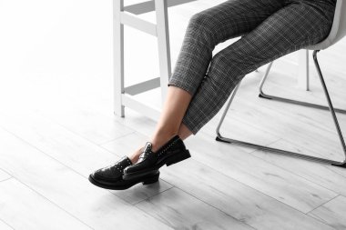 Ofisteki şık genç bayanın bacakları.