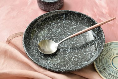 Renk arkaplanında tabak ve kaşık