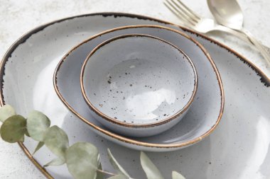 Şık masa düzenleme ve dal yığını, yakın plan