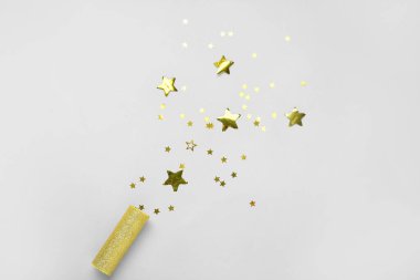 Hafif arka planda parti krakeri ve konfeti