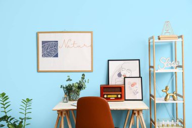 Modern işyerine sahip şık bir oda.