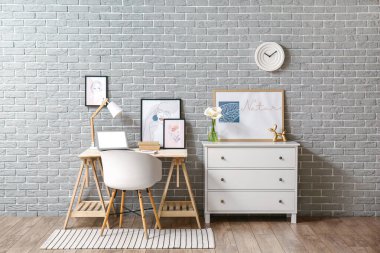 Modern işyerine sahip şık bir oda.