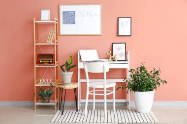 Modern işyerine sahip şık bir oda.