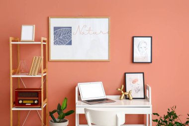 Modern işyerine sahip şık bir oda.